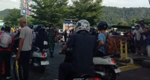 Arus Penumpang Meningkat Jelang Pergantian Tahun, Babinsa Koramil 01/Sukajaya Monitoring Aktivitas Pelabuhan Penyeberangan
