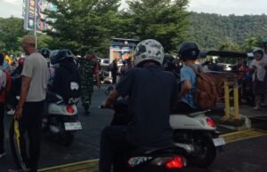 Arus Penumpang Meningkat Jelang Pergantian Tahun, Babinsa Koramil 01/Sukajaya Monitoring Aktivitas Pelabuhan Penyeberangan