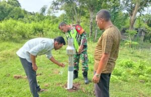 Babinsa Koramil 01/Sukajaya Bersama Perangkat Desa Laksanakan Pengecekan Untuk Perawatan Alat Ombrometer di Gampong Paya