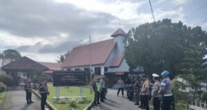 Babinsa Koramil 02/Sukakarya dan Kepolisian Laksanakan Pengamanan Ibadah Tahun Baru 2025