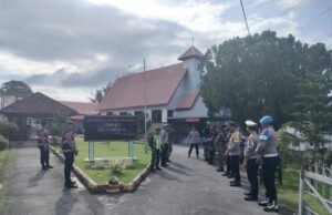 Babinsa Koramil 02/Sukakarya dan Kepolisian Laksanakan Pengamanan Ibadah Tahun Baru 2025