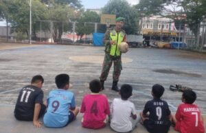 Babinsa Koramil 02/Sukakarya Berikan Bimbingan Kepada Anak-Anak Desa Binaannya yang Sedang Melakukan Latihan Sepak Bola