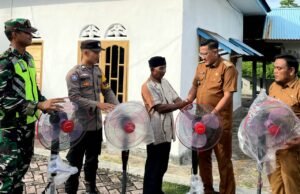 Babinsa Koramil 01/Sukajaya Dampingi Penyaluran Bantuan Kipas Angin