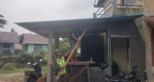 Babinsa Koramil 02/Sukakarya Ikut Serta Membantu Warganya Dalam Kegiatan Pembangunan Rumah