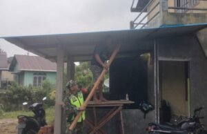 Babinsa Koramil 02/Sukakarya Ikut Serta Membantu Warganya Dalam Kegiatan Pembangunan Rumah