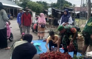 Babinsa Koramil 01/Sukajaya Sambangi Pedagang Musiman Buah Rambutan di Gampong Cot Ba’U