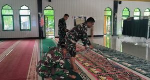 Jumat Penuh Berkah, Personel Kodim 0112/Sabang Melaksanakan Program Bersih-bersih Masjid di Gampong Cot Abeuk