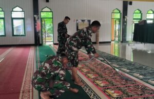 Jumat Penuh Berkah, Personel Kodim 0112/Sabang Melaksanakan Program Bersih-bersih Masjid di Gampong Cot Abeuk