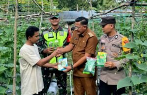 Babinsa Koramil 01/Sukajaya dan Bhabinkamtibmas Dampingi Pak Keuchik Kunjungi Kebun Warga dan Berikan Bantuan Bibit Tanaman
