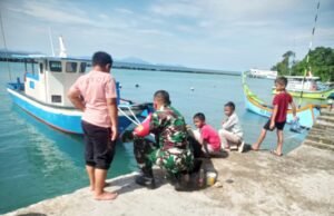 Anak-Anak Desa Binaan Isi Hari Libur dengan Memancing, Pak Babinsa Koramil 01/Sukajaya Ikut Nimbrung