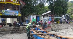 Babinsa Koramil 02/Sukakarya, Bantu Nelayan Perbaiki Perahu yang Rusak