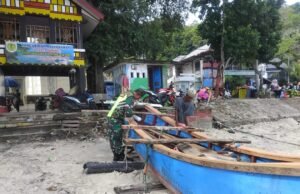 Babinsa Koramil 02/Sukakarya, Bantu Nelayan Perbaiki Perahu yang Rusak