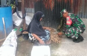 Babinsa Koramil 02/Sukakarya Sambangi Warga dan Membantu Mengupas Buah Pinang di Desa Binaan