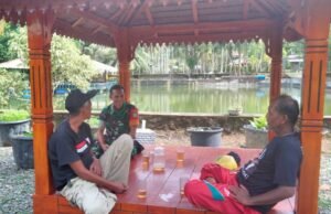 Babinsa Koramil 02/Sukakarya Laksanakan Komunikasi Sosial Dengan Pekerja di Gampong Aneuk Laot