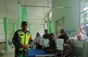 Babinsa Koramil 02 Sukakarya/Membesuk Warga Sakit dan Serahkan Akte Kelahiran di RSU Kota Sabang