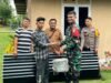 Babinsa Koramil 01/Sukajaya Ikut Serta Membantu Penyaluran Bantuan Seng & Kawat Program Gampong Anoi Itam