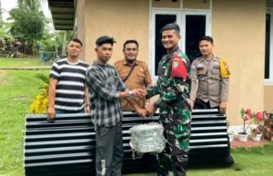 Babinsa Koramil 01/Sukajaya Ikut Serta Membantu Penyaluran Bantuan Seng & Kawat Program Gampong Anoi Itam