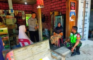 Babinsa Koramil 01/Sukajaya dan Bhabinkamtibmas Laksanakan Komsos Dengan Ibu-ibu Terkait Pengawasan dan Kesehatan Terhadap Anak