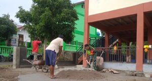 Tumbuhkan Rasa Kepedulian, Babinsa Koramil 01/Sukajaya Ikut Serta Dalam Membantu Pekerjaan Warganya