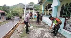 Babinsa Koramil 01/Sukajaya dan Bhabinkamtibmas Bantu Warga Renovasi Meunasah Al-Amin di Gampong Paya