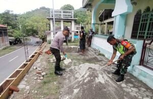 Babinsa Koramil 01/Sukajaya dan Bhabinkamtibmas Bantu Warga Renovasi Meunasah Al-Amin di Gampong Paya