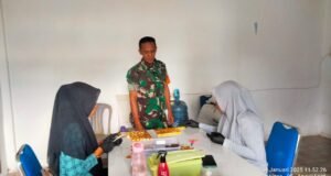 Babinsa Koramil 02/Sukakarya Sambangi Karyawan Rumah Produksi Coklat di Gampong Aneuk Laot