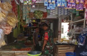 Babinsa Koramil 01/Sukajaya Mengecek Harga Sembako di Warung Milik Warga Binaan