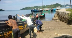 Babinsa Koramil 02/Sukakarya Bantu Perbaiki Perahu Nelayan di Gampong Krueng Raya