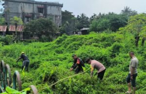 Babinsa Koramil 01/Sukajaya dan Bhabinkamtibmas Gotong Royong Bersihkan Semak Belukar di Sekitar Masjid