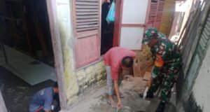 Babinsa Koramil 02/Sukakarya Bantu Warga Yang Sedang Melakukan Pekerjaan Pemasangan Keramik Rumah