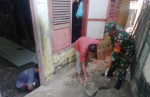 Babinsa Koramil 02/Sukakarya Bantu Warga Yang Sedang Melakukan Pekerjaan Pemasangan Keramik Rumah