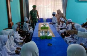 Babinsa Koramil 01/Sukajaya Terima Kunjungan Siswa-Siswi Sekolah Madrasah Ibtidaiyah Negeri (MIN) Kota Sabang Bertempat di Kantor Keuchik Cot Ba’U