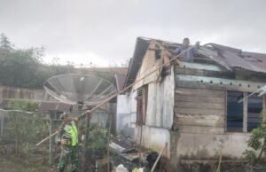 Babinsa Koramil 02/Sukakarya Bantu Perbaiki Atap Rumah Warga yang Rusak Akibat Angin Kencang