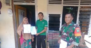 Babinsa Koramil 02/Sukakarya Serahkan Akta Kelahiran kepada Keluarga Warga Binaan