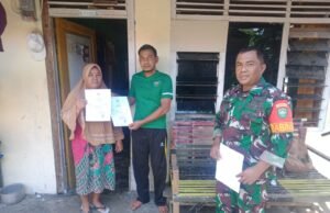 Babinsa Koramil 02/Sukakarya Serahkan Akta Kelahiran kepada Keluarga Warga Binaan