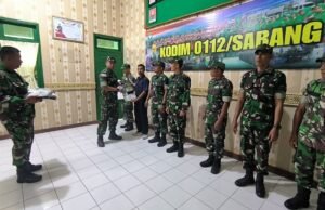 Guna Menunjang Perencanaan dan Kesiapan Tugas Kedinasan, Dandim 0112/Sabang Bagikan kalender dari Danrem 012/TU kepada Anggota