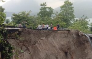 Babinsa Koramil 01/Sukajaya Cek Lokasi Bencana Tanah Longsor di Jalan Lintas Gampong Balohan – Anoi Itam, Kota Sabang