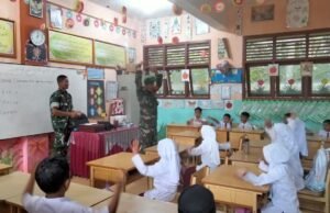 Para Babinsa Jajaran Koramil 02/Sukakarya Berikan Materi Matematika dengan Metode Gasing di SDN 11 Sabang