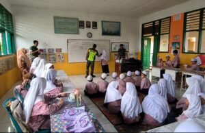 Babinsa Koramil 01/Sukajaya Berikan Materi Matematika Gasing Kepada Anak Kelas 4 MIN Sabang