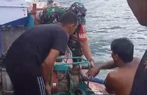 Babinsa Koramil 02/Sukakarya Membantu Menguras Air Laut dari Perahu Warga Akibat Air Pasang Tinggi
