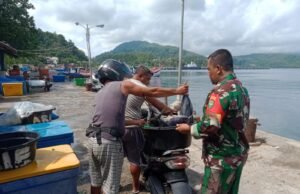Babinsa Koramil 02/Sukakarya, Cek Ketersediaan dan Harga Ikan di Dermaga Pasiran Gampong Kuta Timu