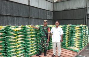 Kunjungi Gudang Bulog, Babinsa Koramil 01/Sukajaya Laksanakan Pengambilan Data Ketersediaan Stok Beras