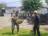 Babinsa Koramil 01/Sukajaya Bersama Warga Gotong Royong di Halaman Kantor Keuchik Gampong Ie Meulee