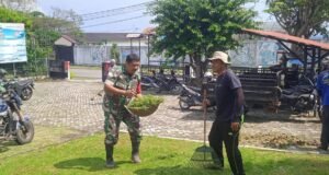 Babinsa Koramil 01/Sukajaya Bersama Warga Gotong Royong di Halaman Kantor Keuchik Gampong Ie Meulee