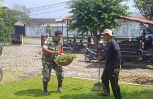 Babinsa Koramil 01/Sukajaya Bersama Warga Gotong Royong di Halaman Kantor Keuchik Gampong Ie Meulee
