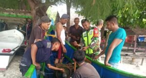 Babinsa Koramil 01/Sukajaya Bantu Nelayan Perbaiki Perahu di Jurong Pantai Jaya