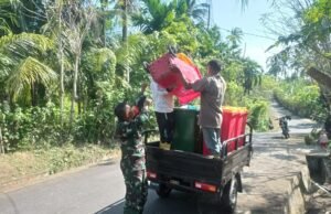 Babinsa Koramil 01/Sukajaya Turut Serta Bantu Warga Dalam Kegiatan Pembersihan Sampah di Lingkungan Desa Binaan
