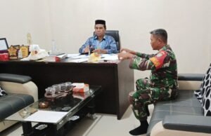 Babinsa Koramil 02/Sukakarya Laksanakan Komsos dengan Keuchik, Bahas Perkembangan Situasi dan Kondisi di wilayah