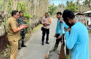 Babinsa Koramil 01/Sukajaya Bersama Bhabinkamtibmas Berikan Dukungan Program Kebersihan Desa Binaan