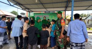 Kodim 0112/Sabang Bagikan Makanan Kepada Jamaah Jumat Masjid Al-Ijtihad, Dalam Program Sedekah Jumat